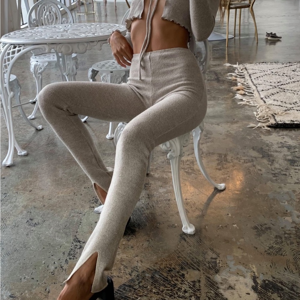 ARE YOU AM I SAREI LEGGING